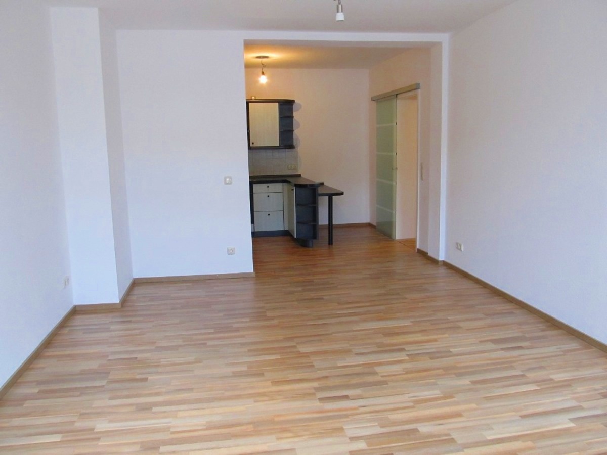 STADTMENSCHEN GESUCHT ! Attraktive 2 Zi. Whg. mit Einbauküche - Foto 1