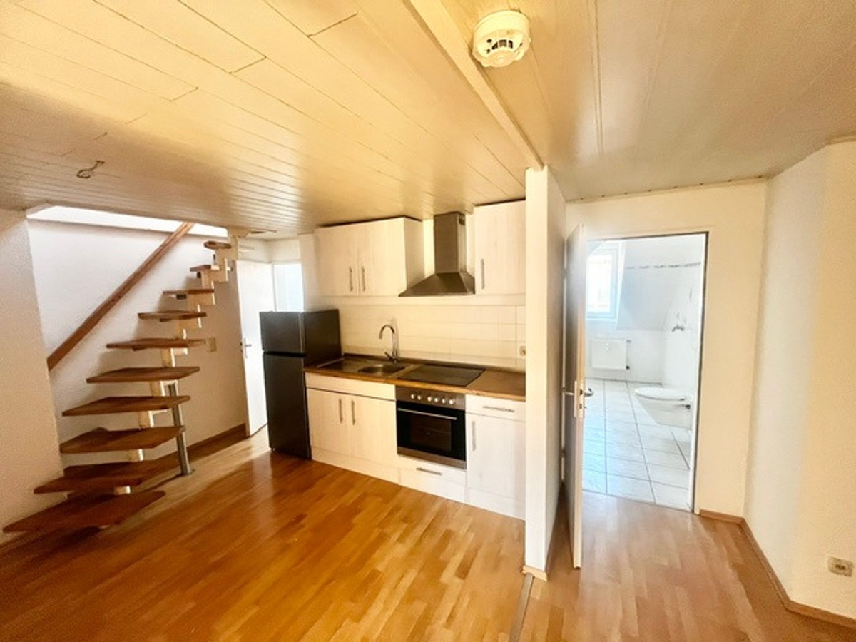 WOHNUNG MIT CHARME! DG Wohnung mit Einbauküche - Foto 1