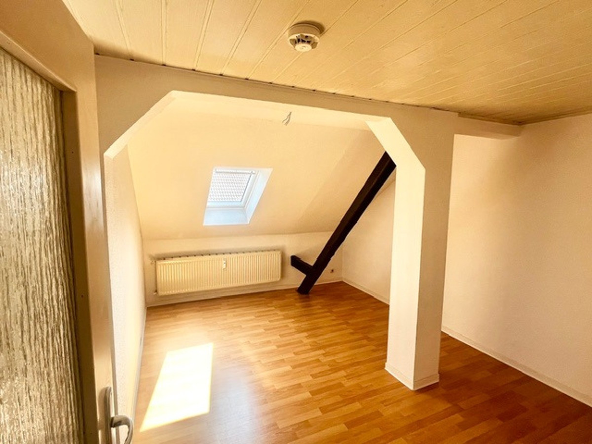 WOHNUNG MIT CHARME! DG Wohnung mit Einbauküche - Foto 5
