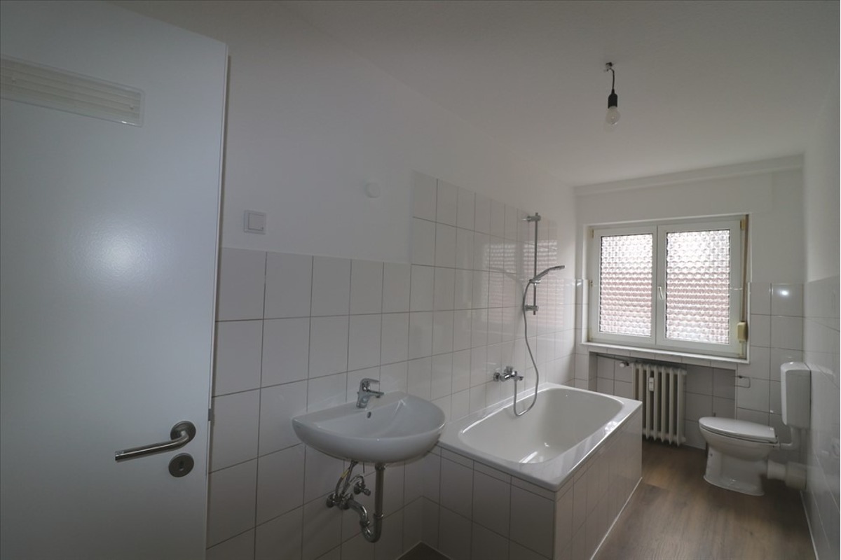 Frisch saniert in Inrath: 3 Zi.-Wohnung mit Balkon in der 2. Etage, Inrather Str. - Foto 5