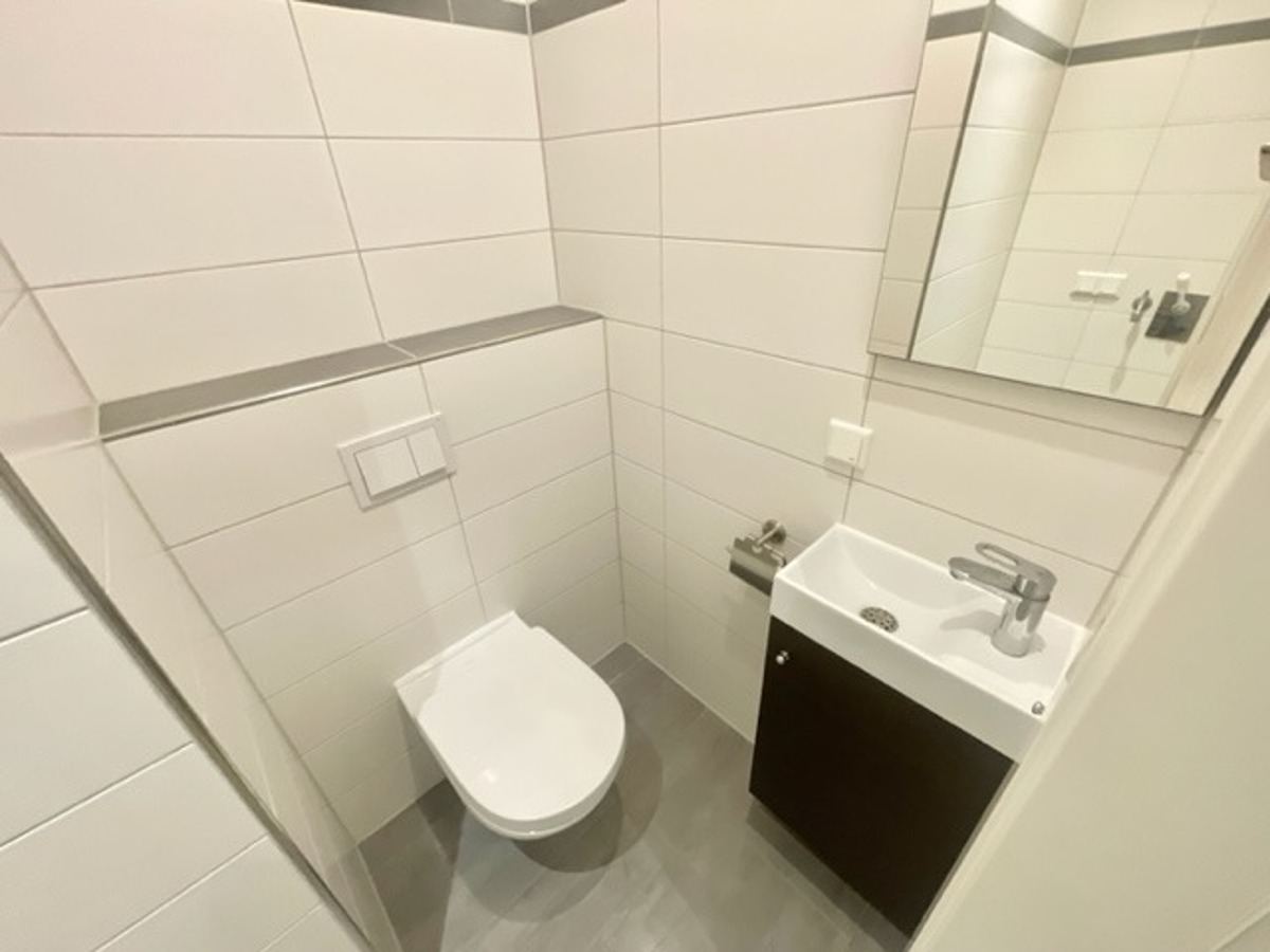 MODERNE SINGLEWOHNUNG MITTEN IN DER ALTSTADT! 2 Zimmer, Einbauküche und kleine Terrasse - Photo 4