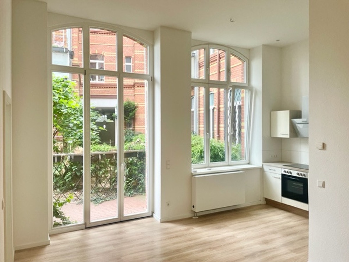 MODERNE SINGLEWOHNUNG MITTEN IN DER ALTSTADT! 2 Zimmer, Einbauküche und kleine Terrasse - Photo 2