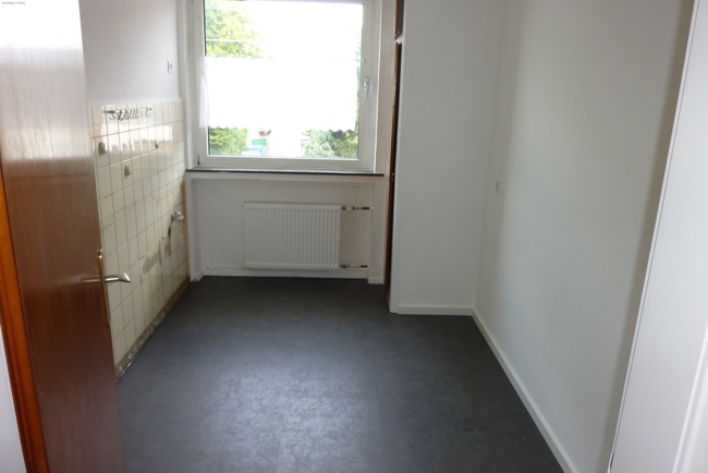 *FRISCH RENOVIERT IN ZENTRALER LAGE! 2-Zi.-Wohnung mit Balkon.* - Foto 3