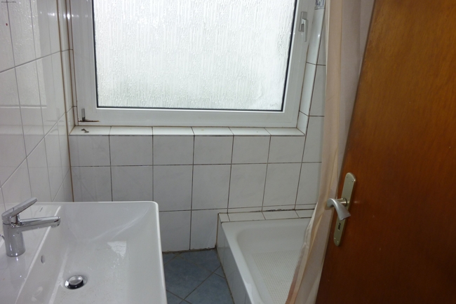 *FRISCH RENOVIERT IN ZENTRALER LAGE! 2-Zi.-Wohnung mit Balkon.* - Foto 4
